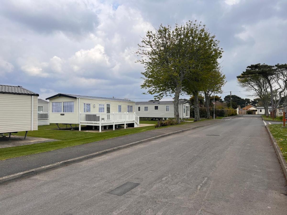 Home By The Sea, Hoburne Naish Resort, Sleeps 4, On Site Leisure Complex Available Forest And Direct Beach Access Milford on Sea Exterior foto